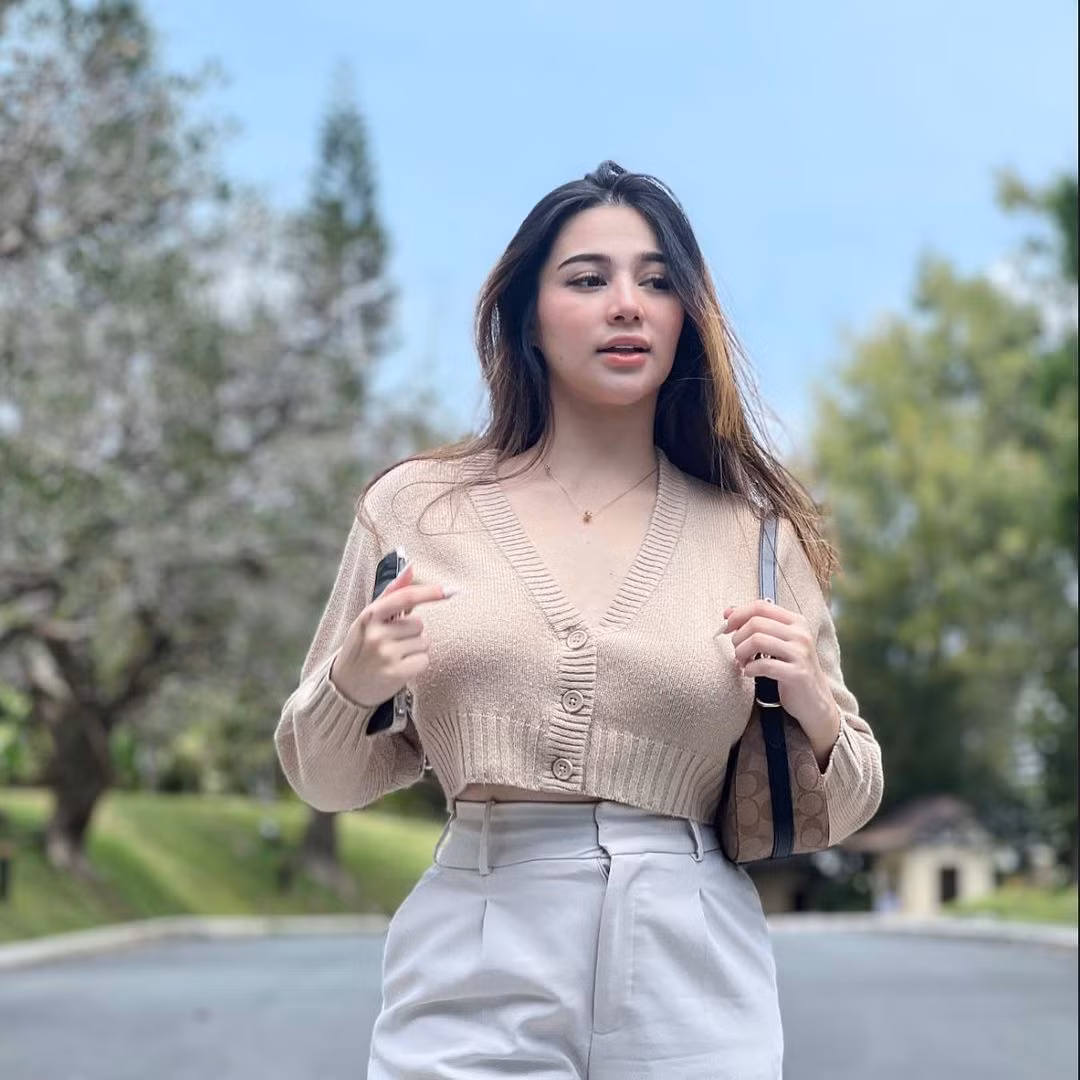 Sở hữu thân hình chubby nhưng Shaine lại có vòng eo nhỏ khiến nhiều người mơ ước.