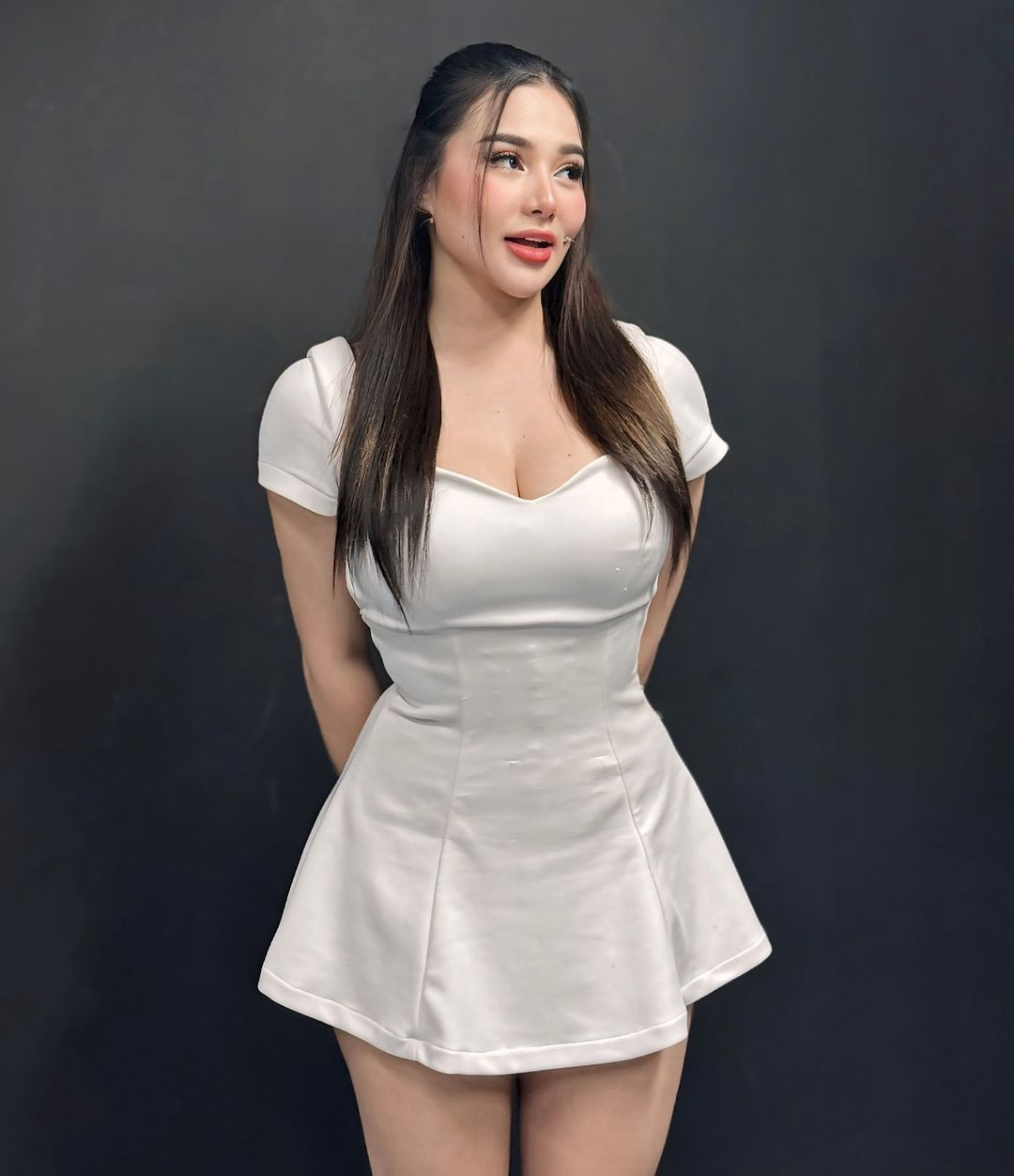 Cách đây ít lâu, Shaine vừa mới hạ sinh con trai đầu lòng. Sau khi đã làm mẹ, cô gần như không có quá nhiều sự thay đổi về ngoại hình.