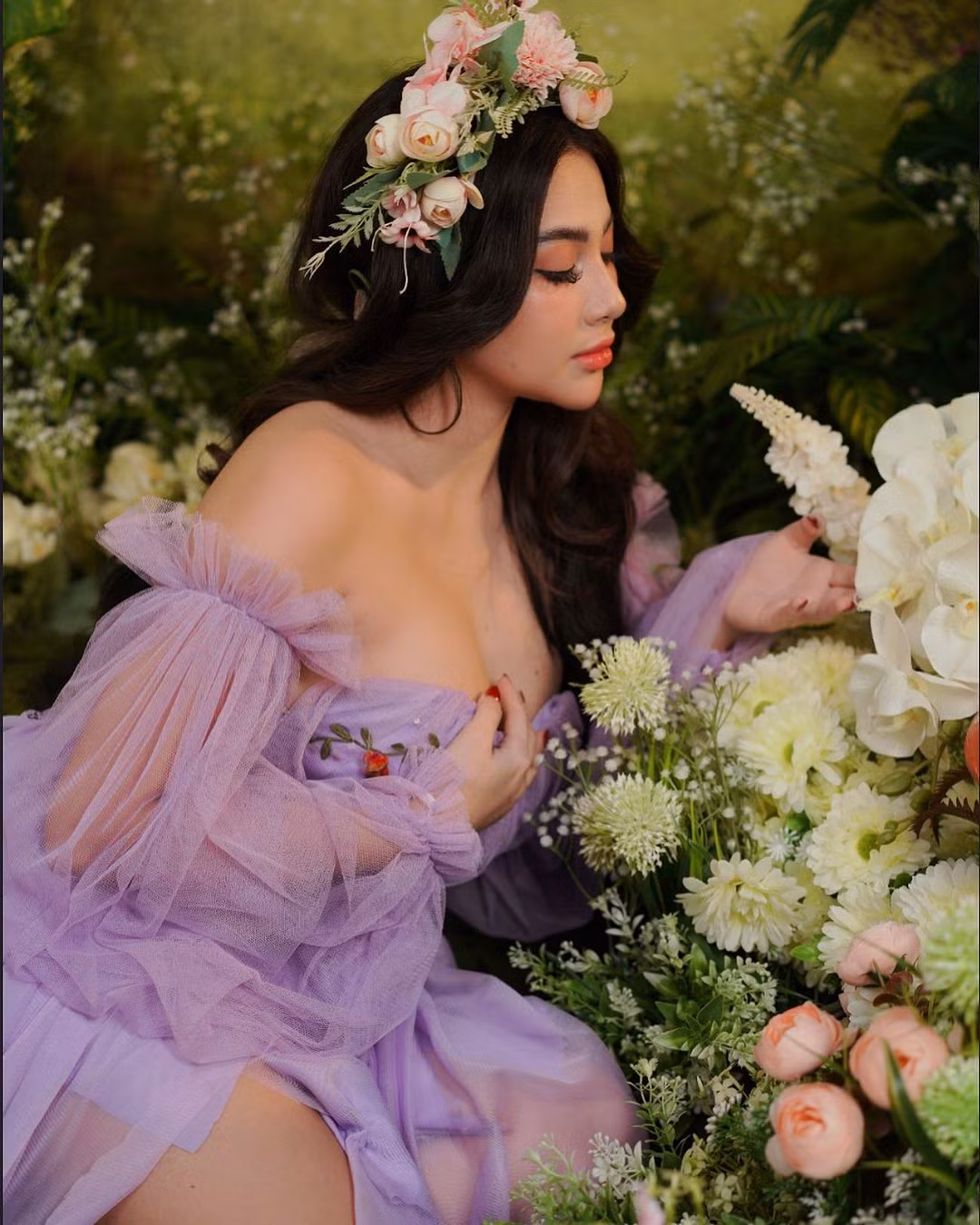 Trong một số khoảnh khắc được cô đăng tải MXH, người hâm mộ còn tấm tắc khen ngợi Shaine trông còn mặn mà và quyến rũ hơn thời con gái.