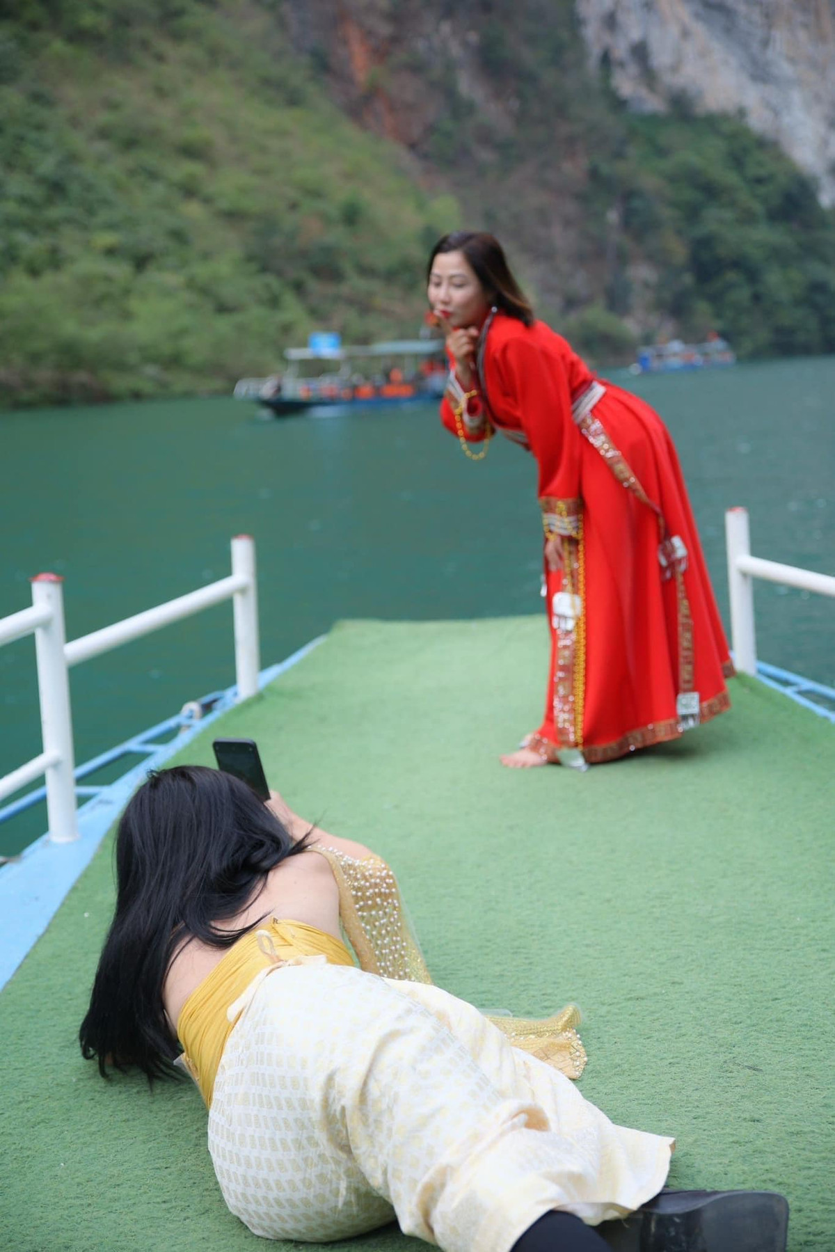 Không chỉ vậy, cô còn sửa dáng cho cả mẫu