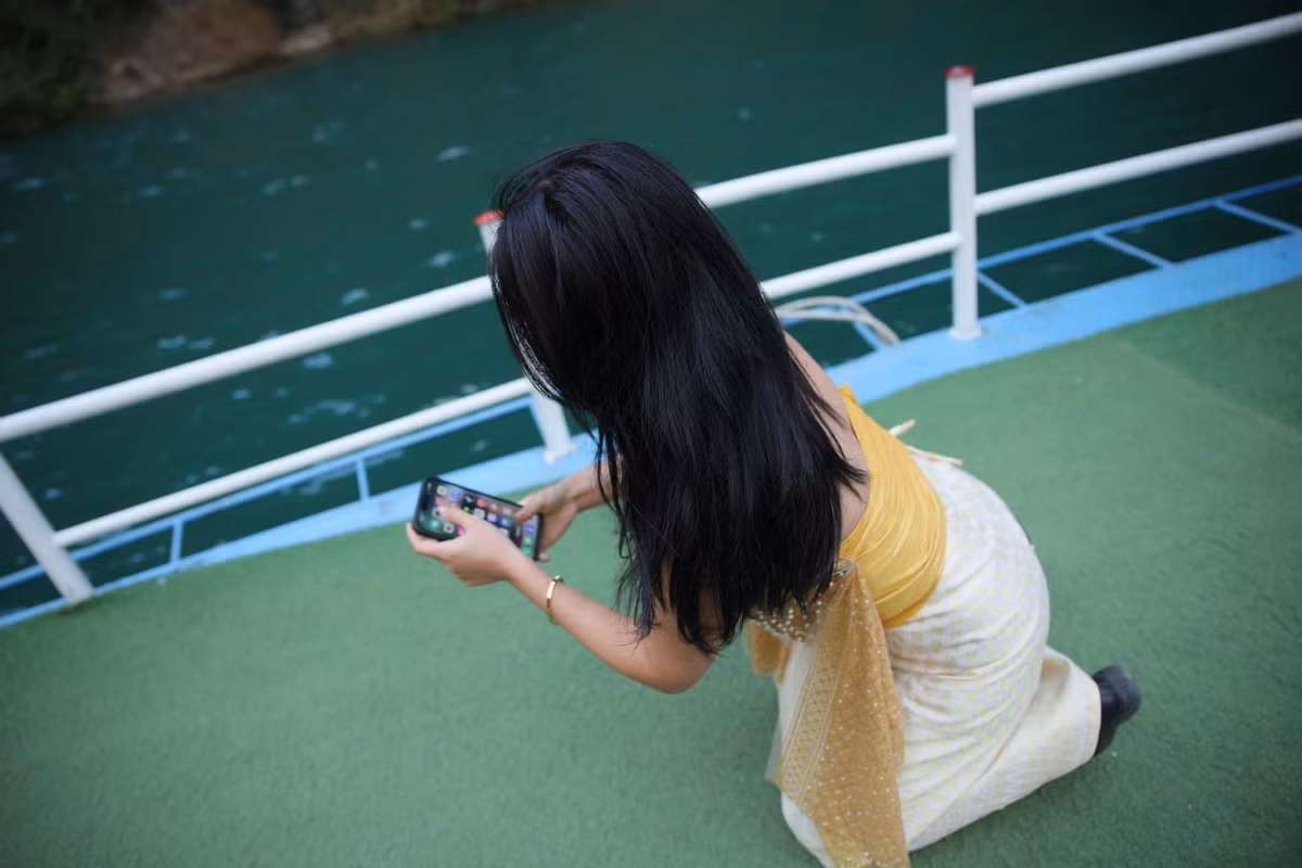 Còn cô nàng này thì không ngại quỳ lên sàn để căn góc máy xịn