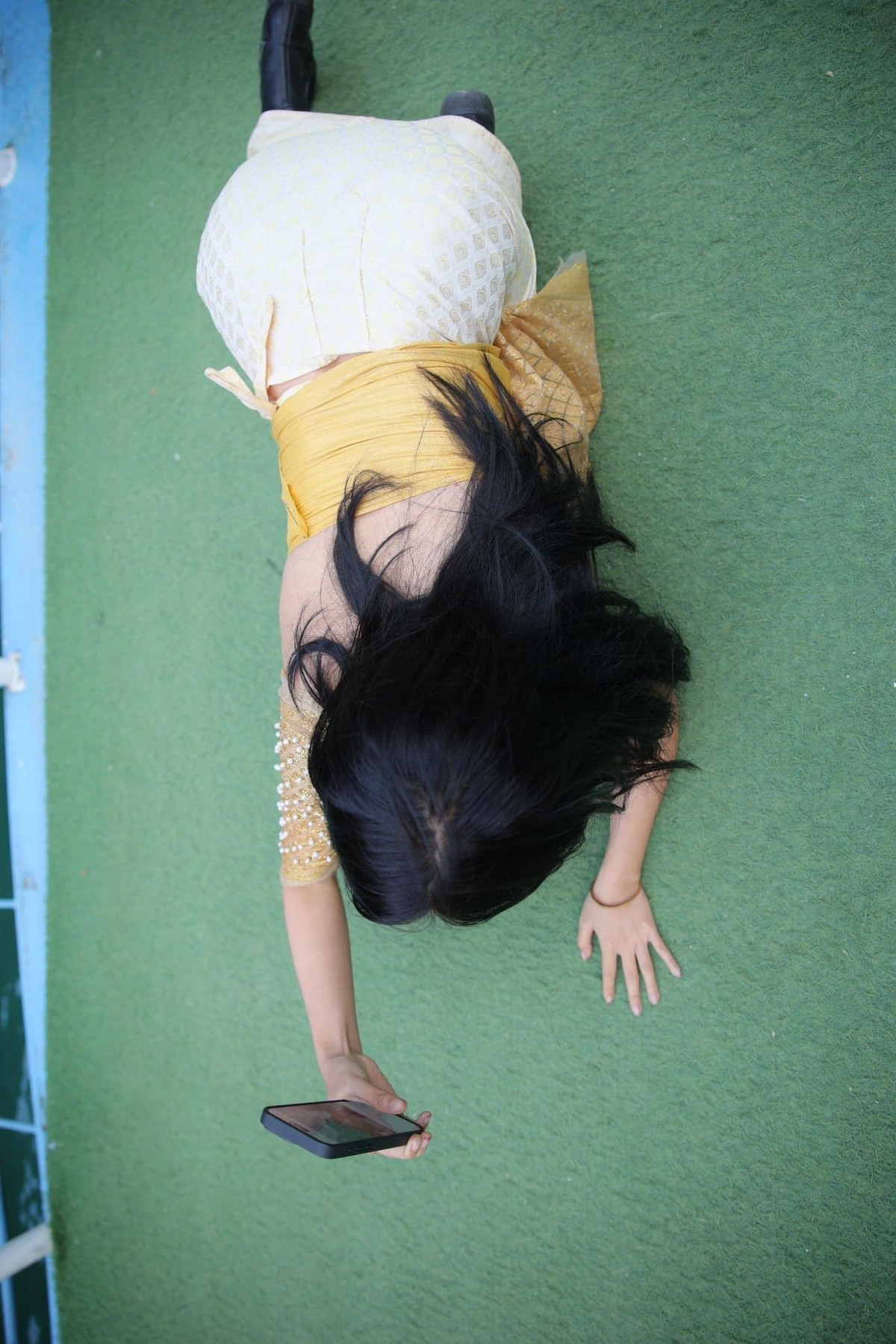 Chắc cô nàng này đang căn góc sao cho bạn mình lên hình chân thật dài