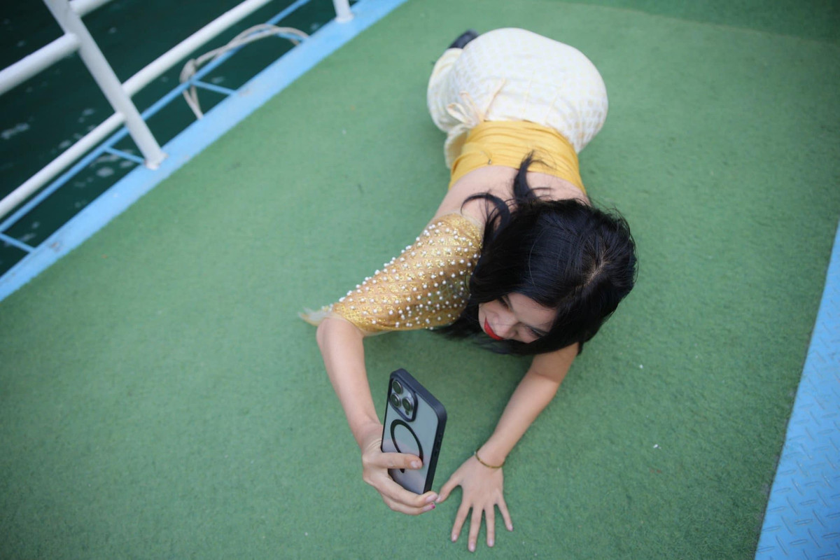 Thậm chí bò cả ra sàn