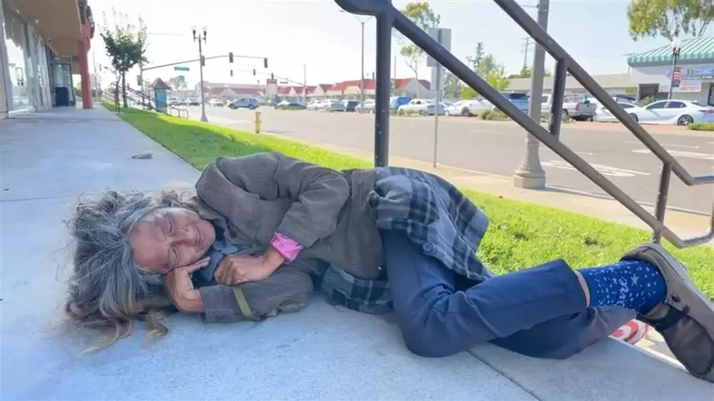 Nhìn những hình ảnh người đàn bà gầy gò, lấm lem, đầu tóc rối xù, hết đi lang thang lại ngủ vạ vật trên vỉa hè, nhiều người không tin nổi đây chính là đại mỹ nhân lừng danh một thời và không khỏi xót xa cho cảnh đời tuổi xế chiều của bà.