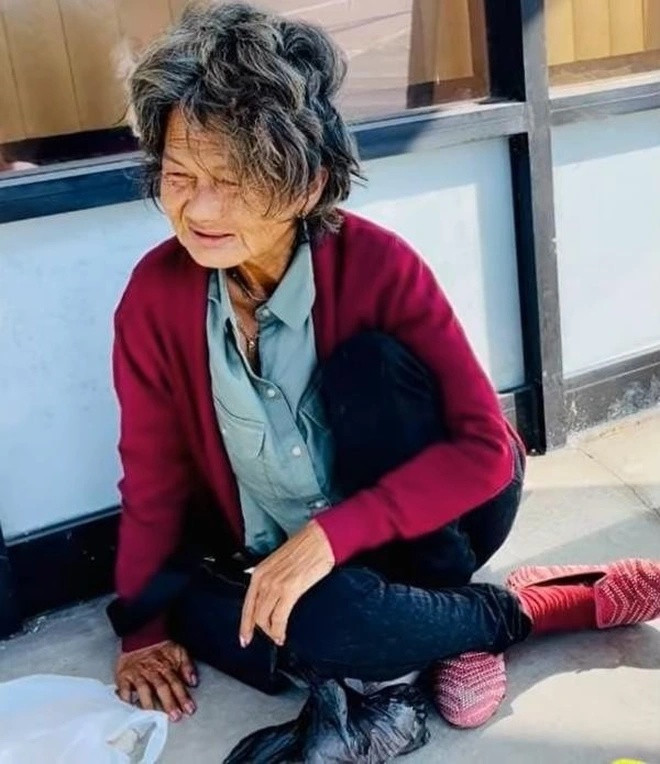 Đầu thập niên 90, Kim Ngân bị cho là lao vào cuộc sống ăn chơi, buông thả, thường xuyên đi diễn trễ giờ. Những thị phi bủa vây khiến bà mất uy tín trong giới, không còn được săn đón.