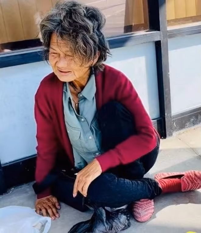 Đầu thập niên 90, Kim Ngân bị cho là lao vào cuộc sống ăn chơi, buông thả, thường xuyên đi diễn trễ giờ. Những thị phi bủa vây khiến bà mất uy tín trong giới, không còn được săn đón.