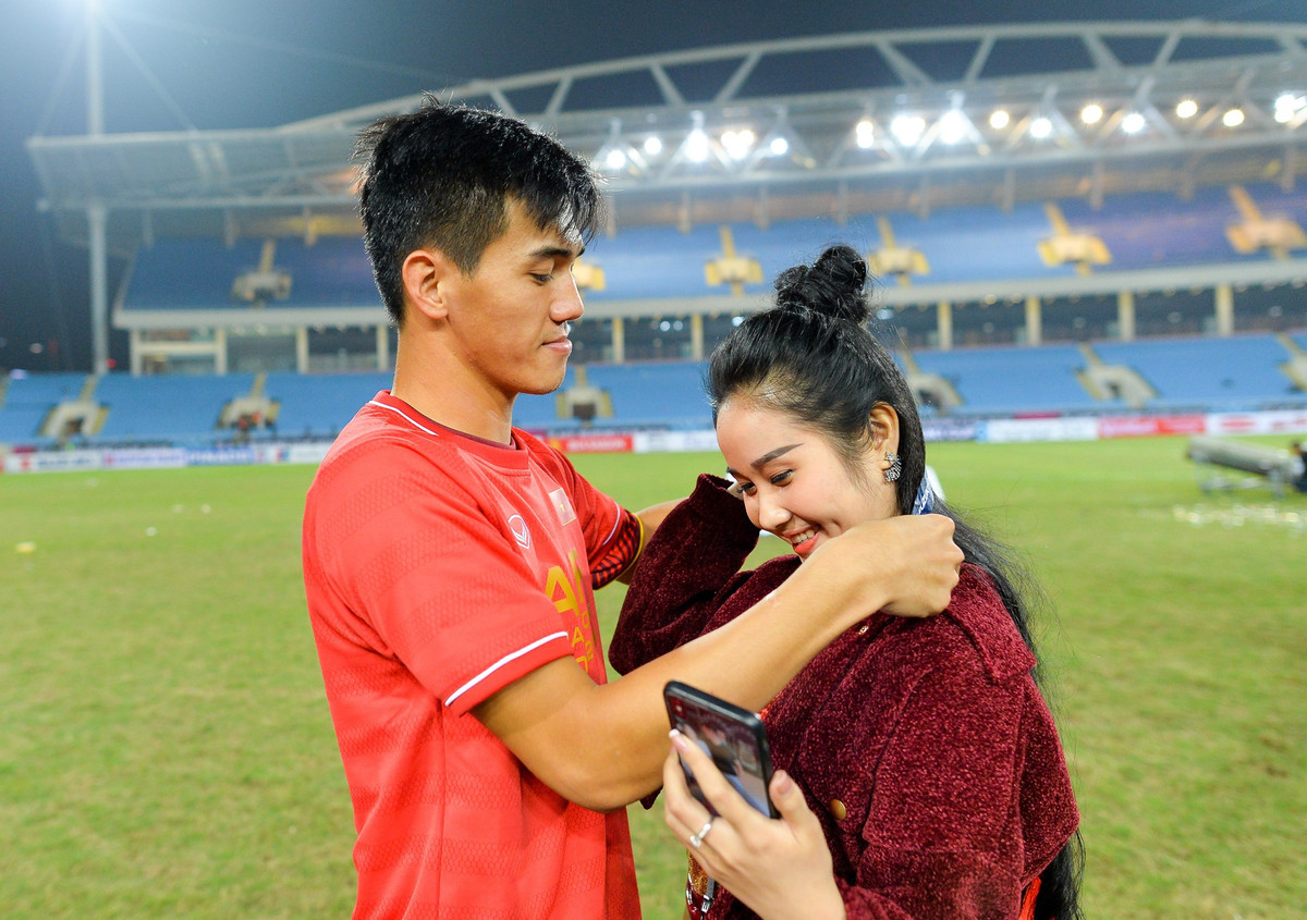 Có vẻ như cầu thủ Tiến Linh chỉ thích các chị khi trước đó, anh hẹn hò với giáo viên múa Ngọc Quyên cũng hơn anh 2 tuổi. Cặp đôi hẹn hò hai năm trước khi nàng WAG bỗng dưng đi lấy chồng công an.