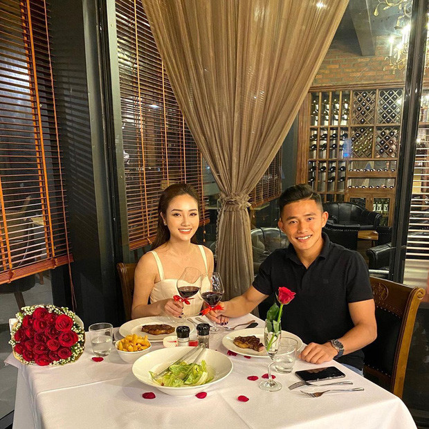 Mới đây, thủ môn Phan Văn Biểu (sinh năm 1998) công khai bạn gái xinh đẹp. Cô nàng là Lan Anh, sinh năm 1996, là gương mặt khá quen thuộc trong nhiều cuộc thi nhan sắc.