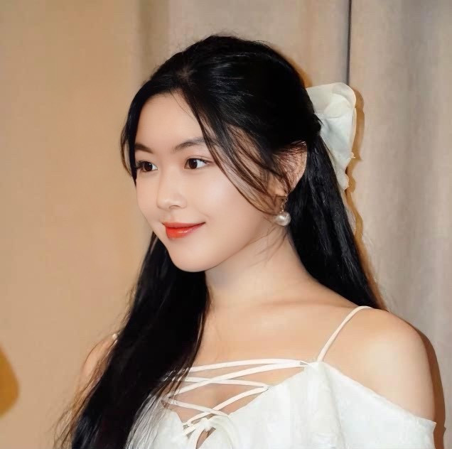 Lọ Lem có phong cách ăn mặc nữ tính, dịu dàng đúng với lứa tuổi.