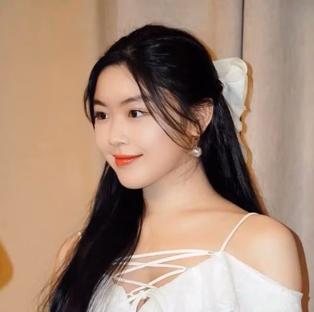 Lọ Lem có phong cách ăn mặc nữ tính, dịu dàng đúng với lứa tuổi.