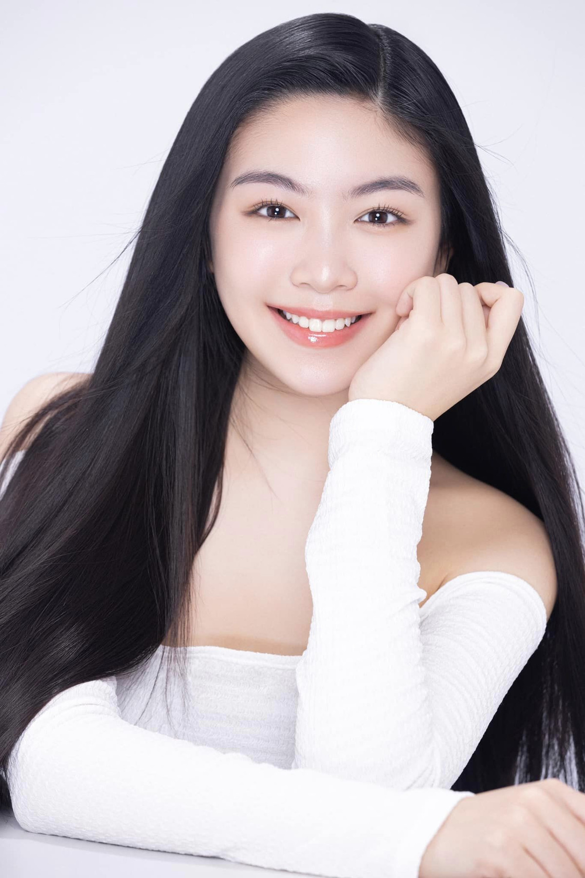 Gương mặt khả ái, đôi mắt to tròn, làn da trắng hồng cùng nụ cười tỏa nắng, Lọ Lem nhận được rất nhiều lời khen về nhan sắc và tố chất của một hoa hậu trong tương lai.