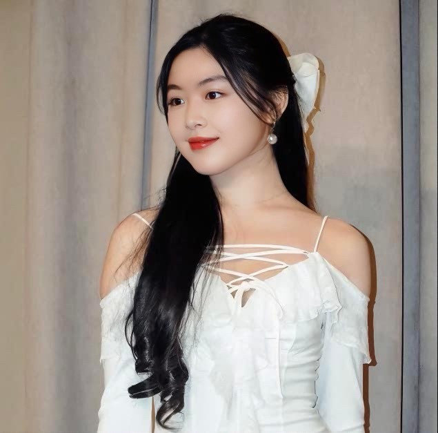 Chỉ chụp cam thường thôi tuy nhiên camera man không thể nào "dìm hàng" được nhan sắc của Lọ Lem.