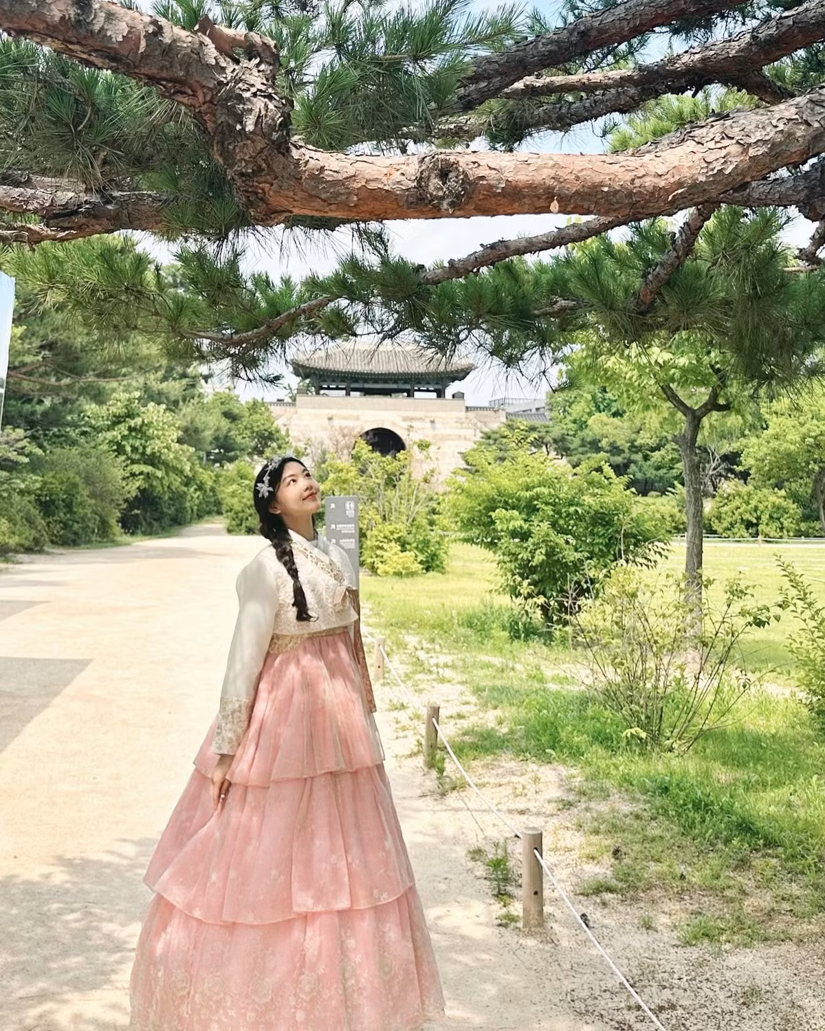 Theo chia sẻ của vợ chồng MC Quyền Linh, Lọ Lem từ bé đã là cô gái giàu tình cảm, yêu thương gia đình và dành sự quan tâm cho mọi người.