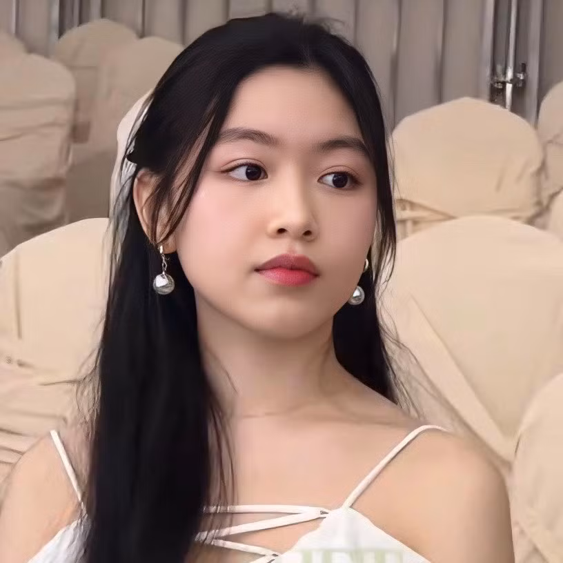 Xuất hiện trong một sự kiện gần đây, Thảo Linh hút camera ở mọi góc nhìn.