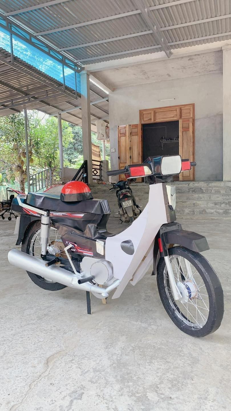 Một chàng trai Quảng Trị mới đây đã làm dậy sóng với màn làm đồ mã "y như thật". Chiếc "dream chiến" được anh làm tỉ mỉ từng chi tiết, từ màu sắc đến kiểu dáng cũng như kích thước bằng chiếc xe thật.