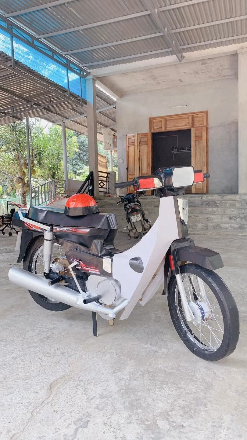 Một chàng trai Quảng Trị mới đây đã làm dậy sóng với màn làm đồ mã "y như thật". Chiếc "dream chiến" được anh làm tỉ mỉ từng chi tiết, từ màu sắc đến kiểu dáng cũng như kích thước bằng chiếc xe thật.