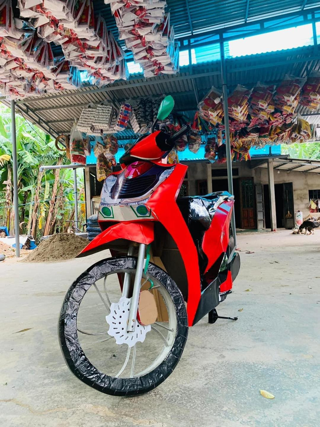 Chiếc xe máy đắt tiền thuộc dòng SH cũng được làm rất đẹp mắt.