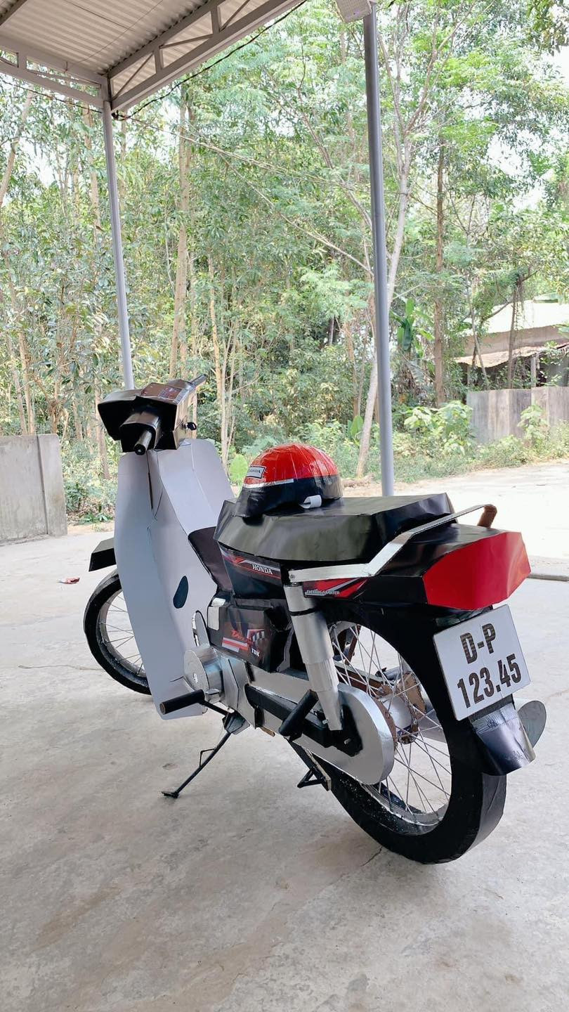 Chàng trai Quảng Trị làm chiếc biển số cho xe cũng rất tinh tế.