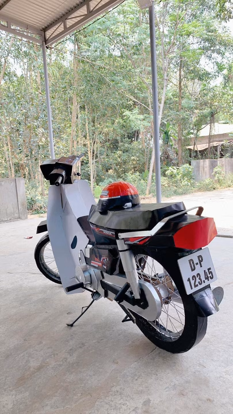 Chàng trai Quảng Trị làm chiếc biển số cho xe cũng rất tinh tế.