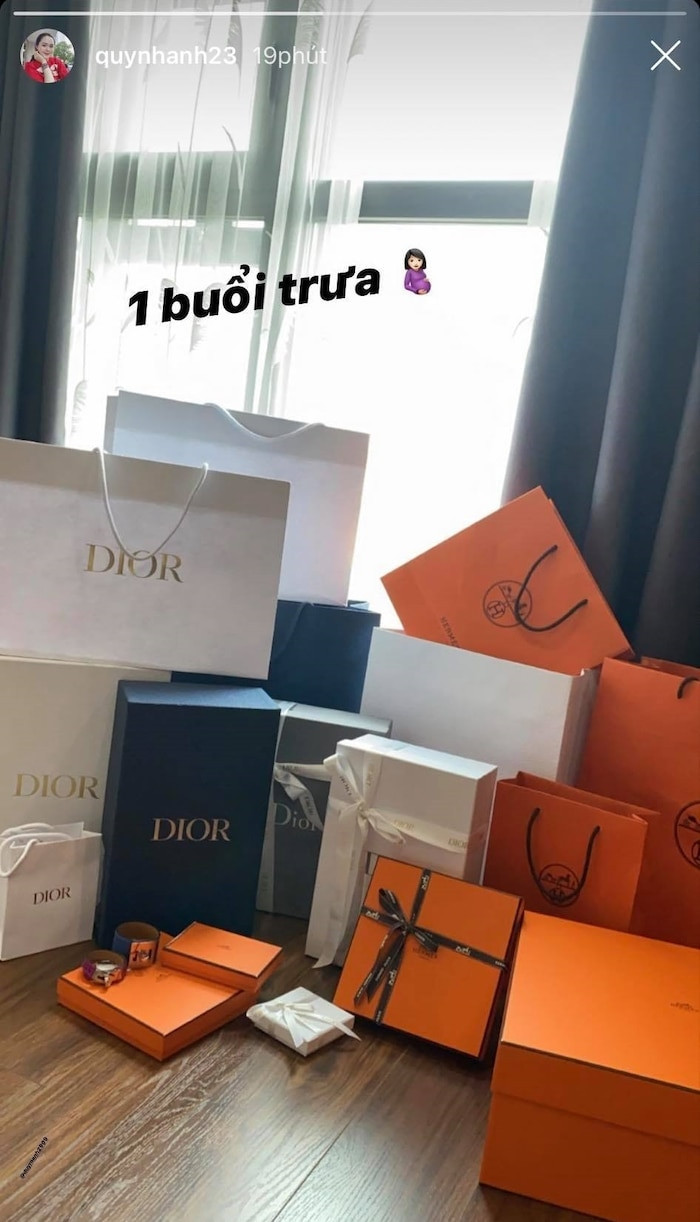 Cách đây không lâu, nàng WAG chia sẻ thành quả mua sắm trong một buổi trưa khiến ai nấy đều sốc. Nhìn la liệt những vỏ hộp Dior, Louis Vuitton thế này chắc hẳn tổng giá trị không hề nhỏ.