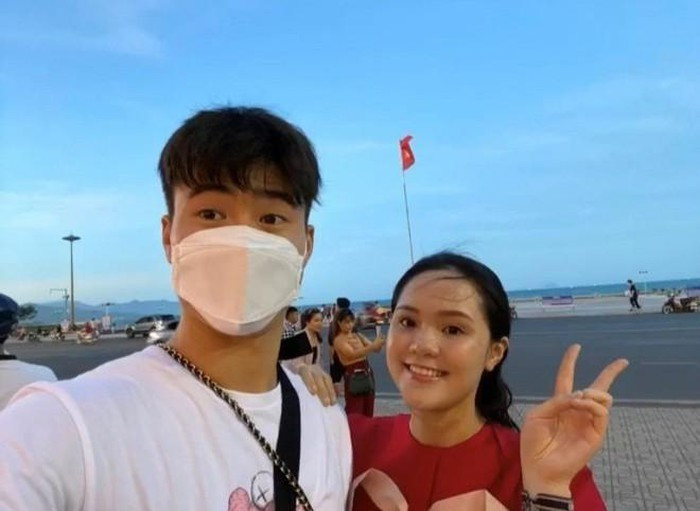 Quỳnh Anh từng chia sẻ bản thân đầu tư kha khá thời gian để tìm hiểu, chăm sóc da mặt. Bởi lẽ phụ nữ thời kỳ mang thai, nhan sắc sẽ không còn được như trước, da mặt cũng kém mịn màng hơn.