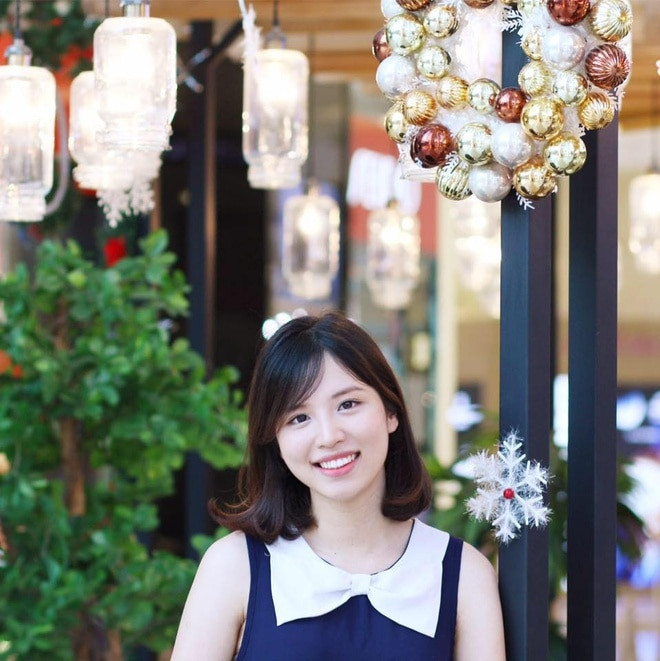 Bên cạnh đó, trước khi trở thành giảng viên, cô còn sở hữu thành tích học tập đáng nể. Hồng Nhung đạt chứng chỉ TOEFL ibt 115/120 năm lớp 12, IELTS 8.5, trình độ tiếng Trung Advanced do ĐH Hamline chứng nhận, Học bổng Presidential của Augsburg University, Mỹ. Không chỉ vậy, cô còn giành giải nhì cuộc thi hát tiếng Trung của sinh viên toàn bang Minnesota (Mỹ).