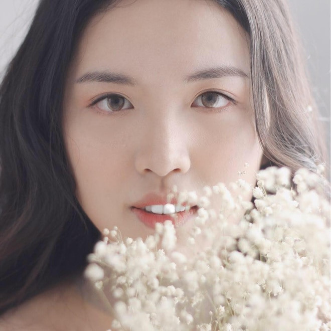 Nhung Tran Hillary (Trần Hồng Nhung, 28 tuổi) là nữ giảng viên được nhiều bạn trẻ biết đến thời gian gần đây. Bên cạnh đó, cô cũng chính là em họ của Hương Giang Idol.