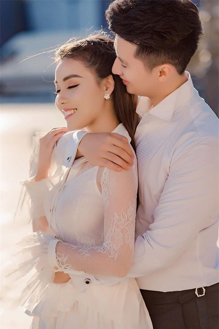 Hiện tại, cuộc sống hôn nhân của Âu Hà My hạnh phúc đến đáng ngưỡng mộ. Chồng nữ giảng viên thường xuyên có những hành động lãng mạn, tặng hàng hiệu đắt tiền cho vợ dù chẳng phải là ngày kỷ niệm của cả hai.