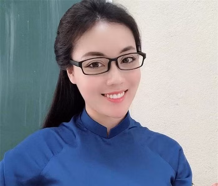 Nhắc đến những giảng viên nổi tiếng dù không hoạt động nghệ thuật, người ta sẽ lập tức nghĩ đến Âu Hà My. Cô sinh năm 1994, hiện là nữ giảng viên ngôn ngữ tại Đại học Ngoại ngữ – Đại học Quốc gia Hà Nội. Không chỉ giỏi giang, cô nàng còn gây chú ý khi sở hữu gương mặt xinh đẹp và thân hình đồng hồ cát nóng bỏng.