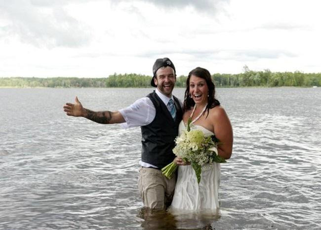 Sau lễ cưới, cặp đôi còn in những tấm ảnh cưới bắt được khoảnh khắc xấu hổ của họ lên thiệp cảm ơn gửi đến quan khách.