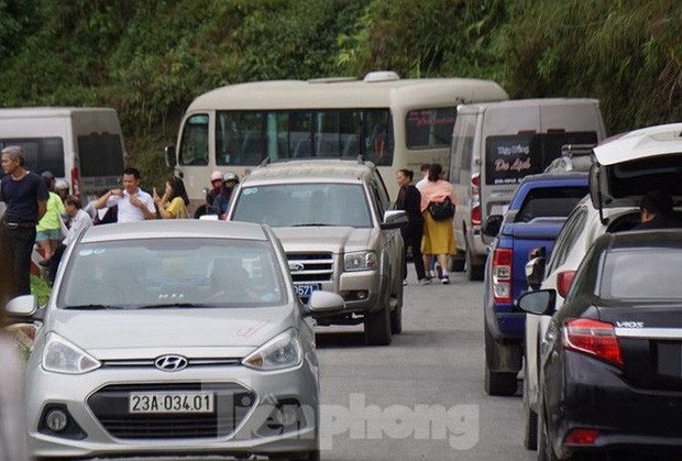 Hàng trăm ô tô, xe máy xếp hàng dài để được vào điểm "check-in" Panorama dù công trình này đã dừng cung cấp dịch vụ ngủ nghỉ, ăn uống. Ảnh: Tiền Phong.