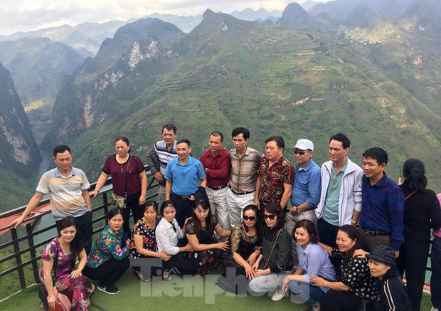 Ai tới đây cũng muốn chụp bức hình lưu niệm và chiêm ngưỡng cảnh đẹp của núi sông. Ảnh: Tiền Phong.