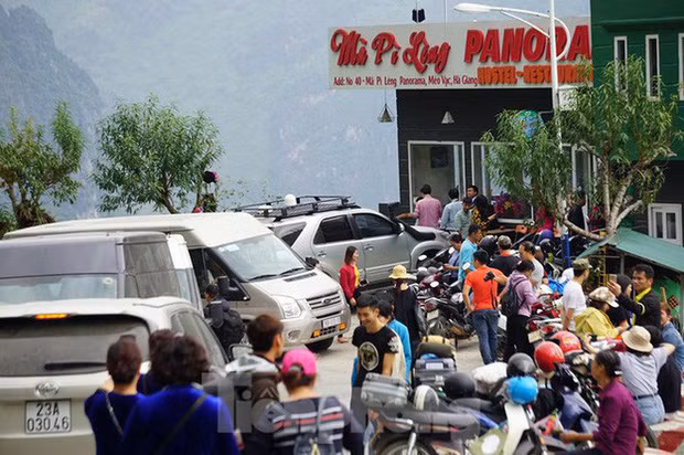 Hiện tại, nhân viên nhà hàng chỉ hướng dẫn khách ngắm cảnh tại tầng 6, các tầng còn lại bị khóa trái, cấm ra vào. Ảnh: Tiền Phong.