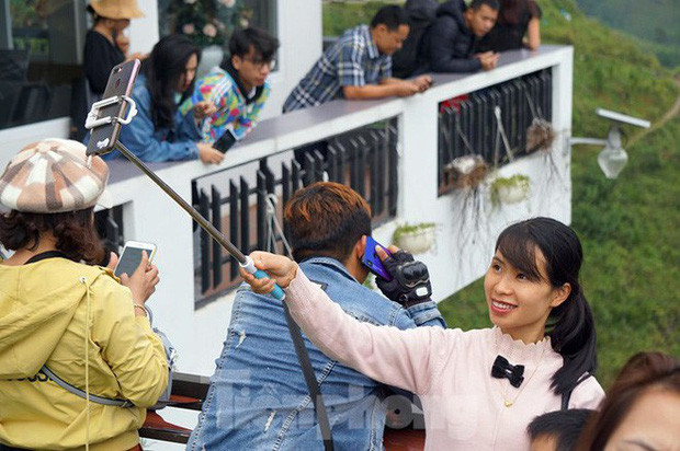 Không chỉ các bạn trẻ, nhiều gia đình còn đưa trẻ em, người già tới Mã Pì Lèng Panorama để hít thở không khí trong lành của vùng núi Tây Bắc. Ảnh: Tiền Phong.