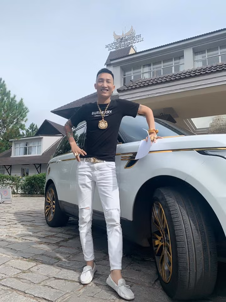 Trước khi Huấn Hoa Hồng bị đưa đi cai nghiện, gã giang hồ mạng sở hữu trang Facebook cá nhân với kênh Youtube có hàng trăm nghìn lượt theo dõi.