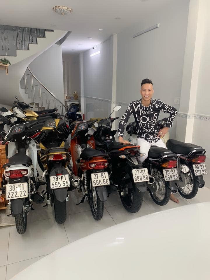 Hôm 9/9, Huấn Hoa Hồng bị bắt đưa đi cai nghiện sau khi bị công an phát hiện dương tính với ma túy tại 1 điểm vui chơi.