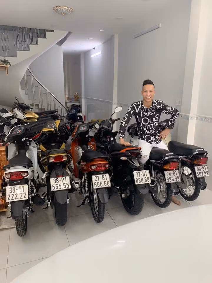 Hôm 9/9, Huấn Hoa Hồng bị bắt đưa đi cai nghiện sau khi bị công an phát hiện dương tính với ma túy tại 1 điểm vui chơi.