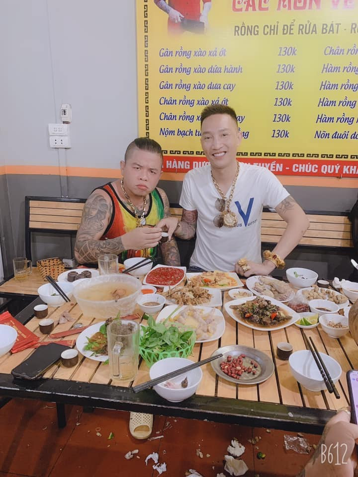 Thậm chí, Huấn Hoa Hồng còn livestream gieo rắc những ý nghĩ sai lệch về ma túy.