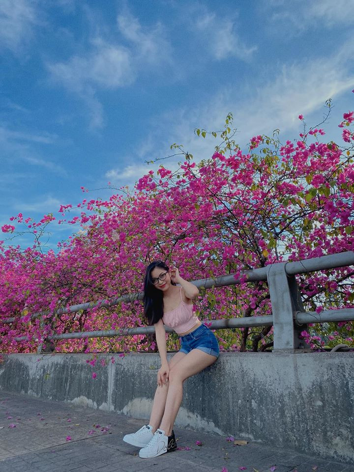 Dựa vào những hình ảnh này có thể thấy được rằng tình cũ Quang Hải có thần sắc vẫn khá tốt, cô còn tỏ ra bình thản trước loạt tin đồn tình ái của bạn trai cũ.