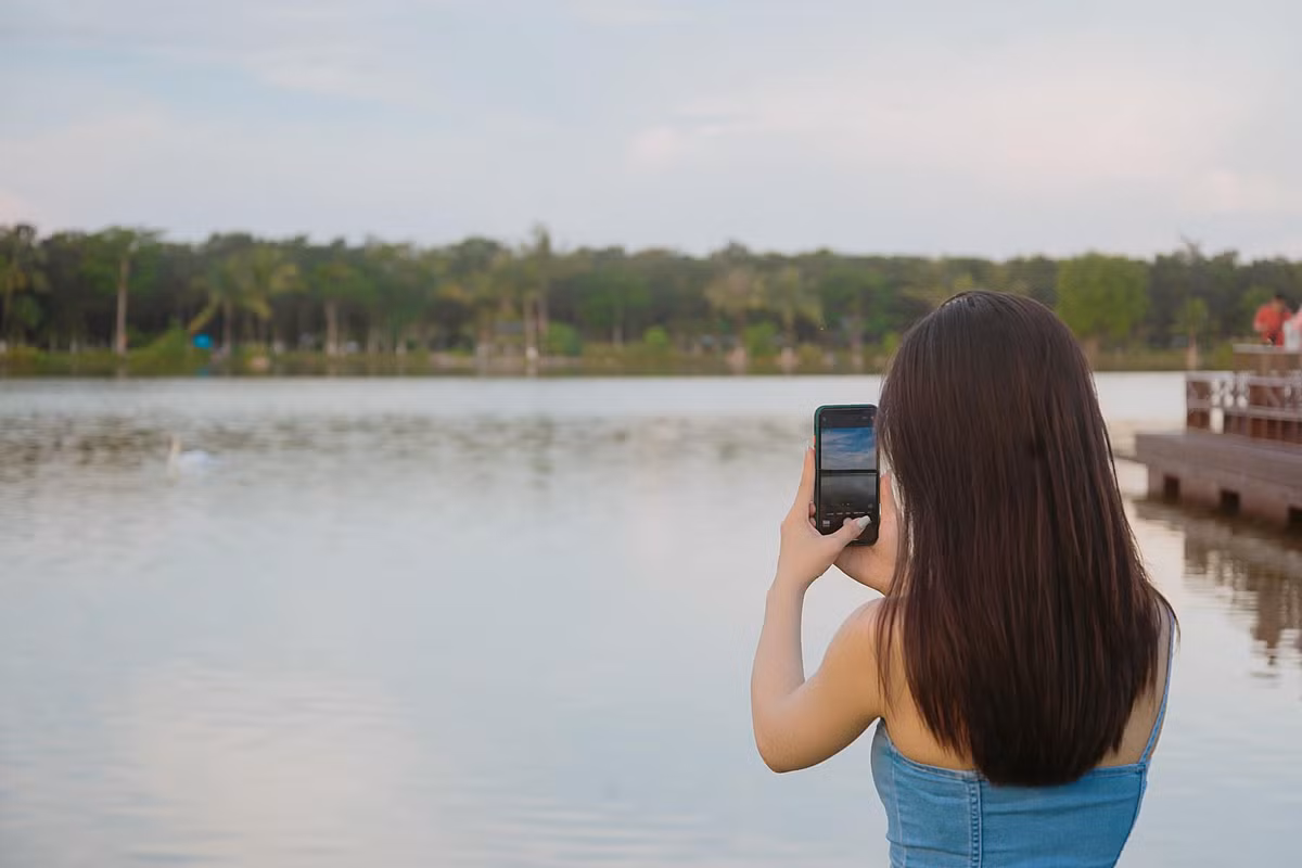 Tuy vậy, tất cả chỉ là những lời đồn đoán của cư dân mạng. Có thể, Nhật Lê là một người rất yêu thiên nhiên nên cô tìm đến nơi này như một hoạt động yêu thích của mình.