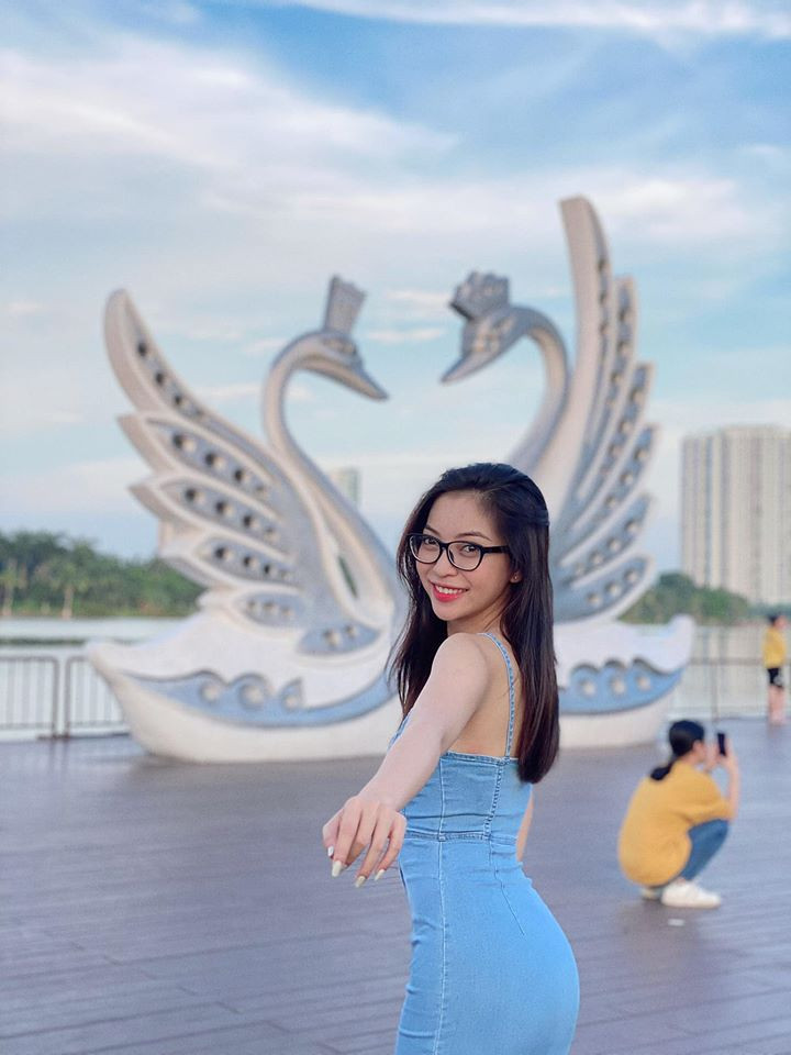 Sau nhiều lần "gương vỡ lại lành" Nhật Lê và Quang Hải đã chính thức chia tay vào đầu năm 2020. Sau đó chàng cầu thủ đã công khai bạn gái mới có tên Huỳnh Anh.