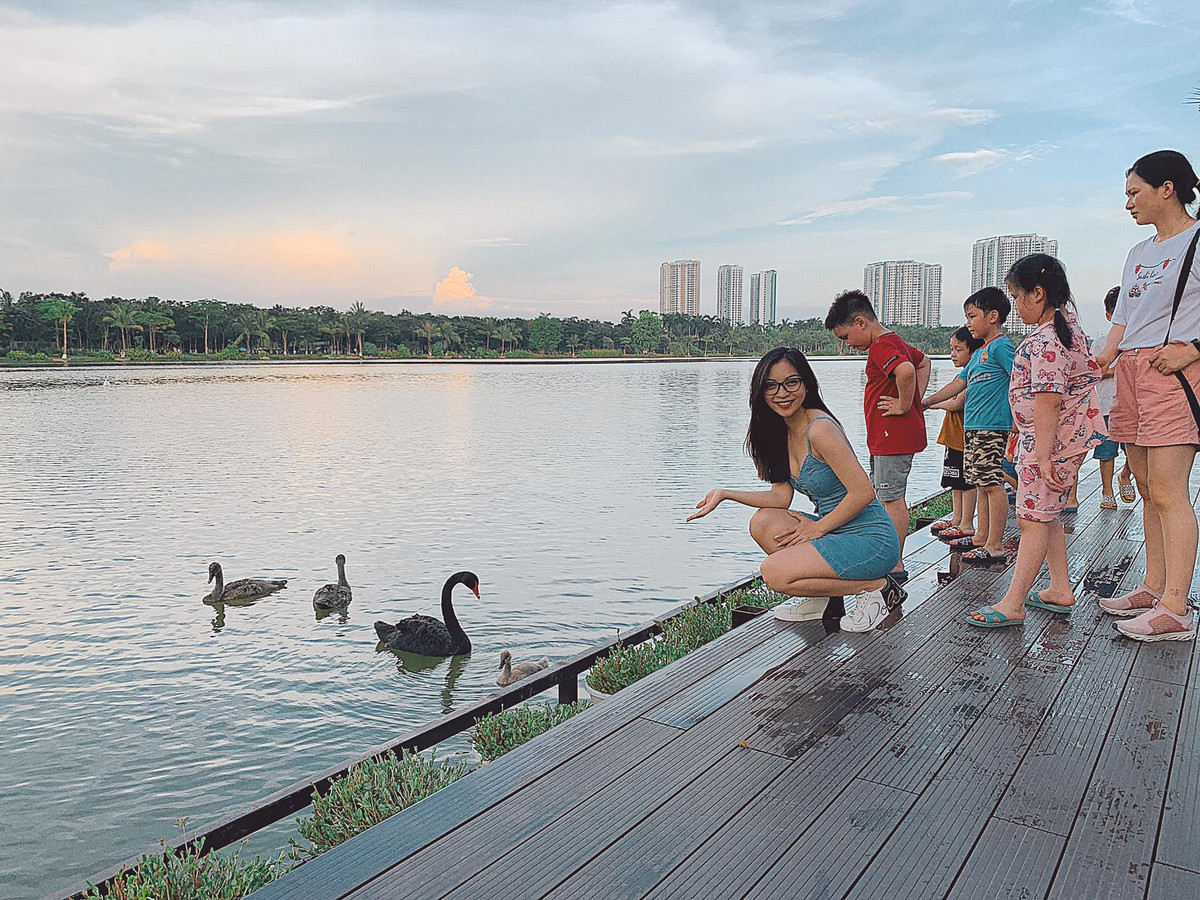 Nhật Lê được biết đến là mối tình đầu sâu đậm của anh chàng tiền vệ tài năng Quang Hải. Cặp đôi này đã trải qua 3 năm mặn nồng bên nhau trước khi "giông bão" kéo tới.