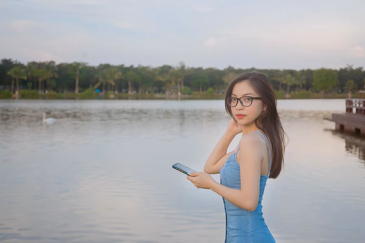 Dù không thể hiện rõ trong lời nói, nhưng nếu tinh ý quan sát kỹ trang cá nhân của Nhật Lê có thể thấy cô liên tục đăng status tâm trạng và tự động viên bản thân trong suốt thời gian qua.