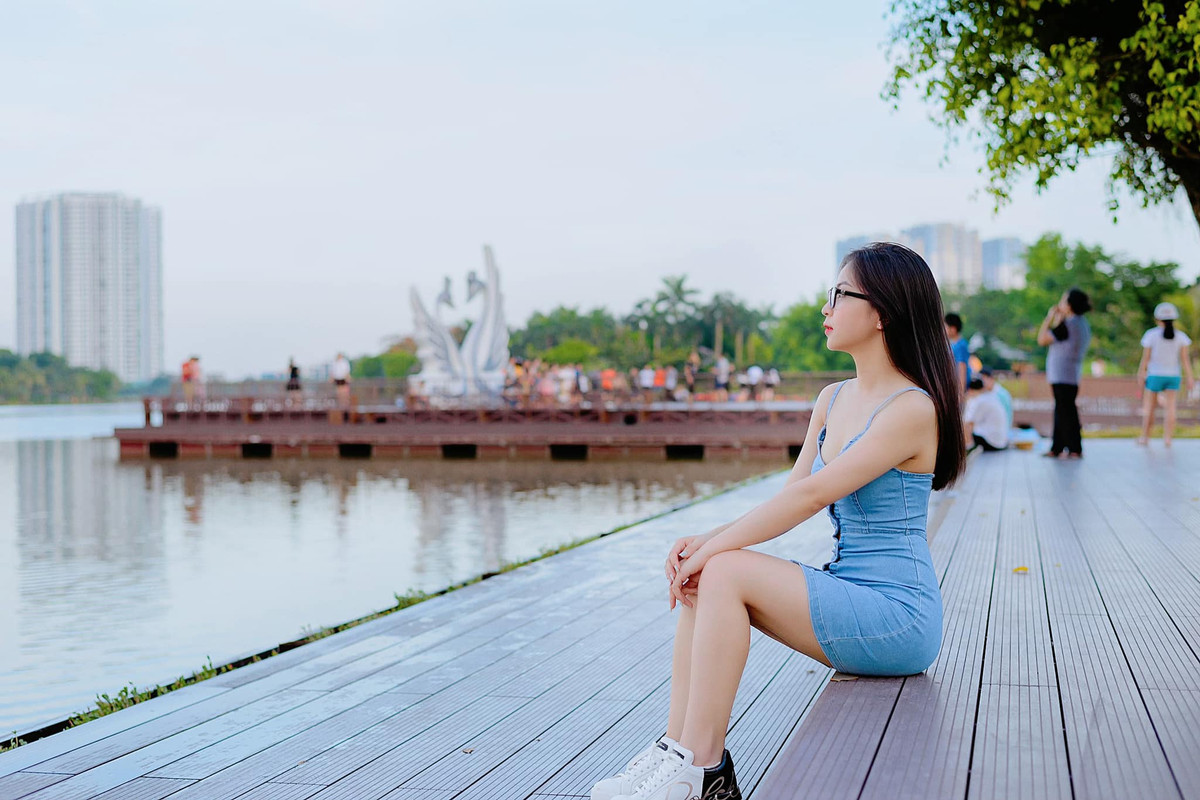 Chính điều đang trải qua đã khiến nhiều người cho rằng tình cũ Quang Hải hiện đang có nhiều tâm sự, nên cô muốn đi dạo bờ hồ, tìm đến cảnh sắc thiên nhiên để giải toả nỗi lòng.