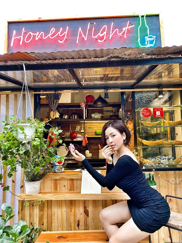 Đỗ Thị Trâm Anh (sinh năm 1996, quê Thanh Hóa) là hot girl có tiếng trên mạng xã hội. Cô được biết đến thông qua các chương trình "Nóng cùng World Cup 2018", "Mảnh ghép tình yêu".