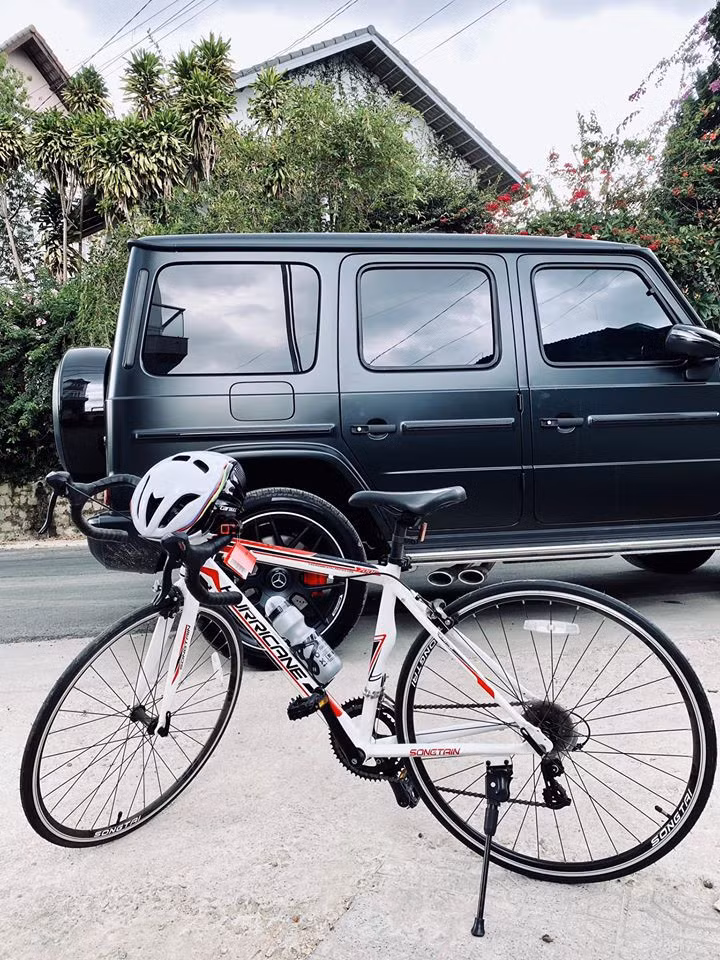 Chiếc Mercedes G63 AMG trị giá hơn 13 tỷ nhiều lần được doanh nhân khoe trên trang cá nhân càng khiến dân mạng thêm khẳng định chính chủ là đây chứ đâu.