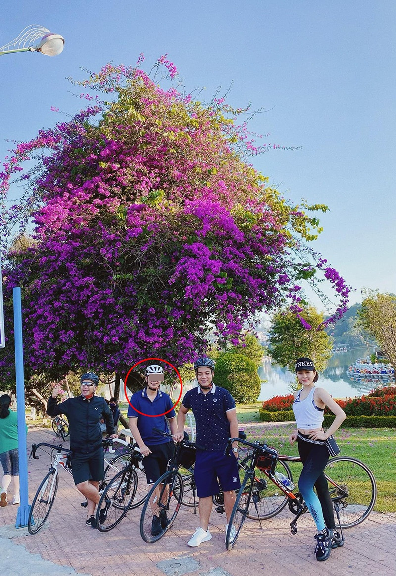 Dịp nghỉ lễ 30/4 - 1/5 mới đây, cả Trâm Anh và chàng đại gia bị nghi là bạn trai mới của hot girl Thanh Hóa cũng cùng chung nhóm bạn đạp xe tại Đà Lạt.