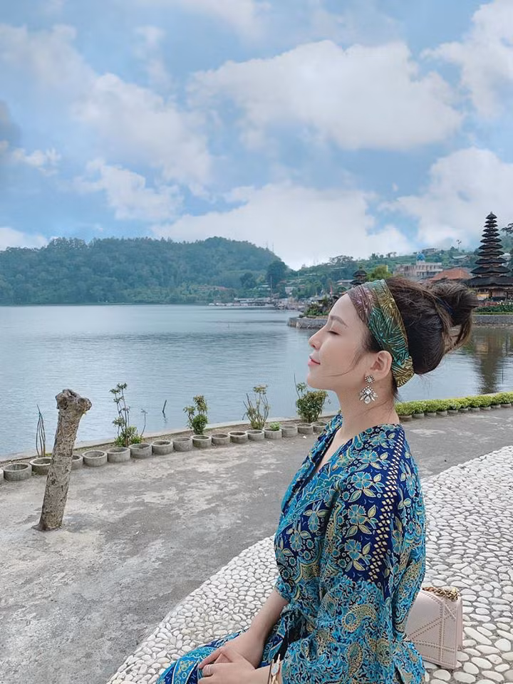 Hiện tại, hot girl vẫn chưa lên tiếng cho việc này. Cô nàng thản nhiên đăng ảnh xinh đẹp kèm trạng thái yêu đời.