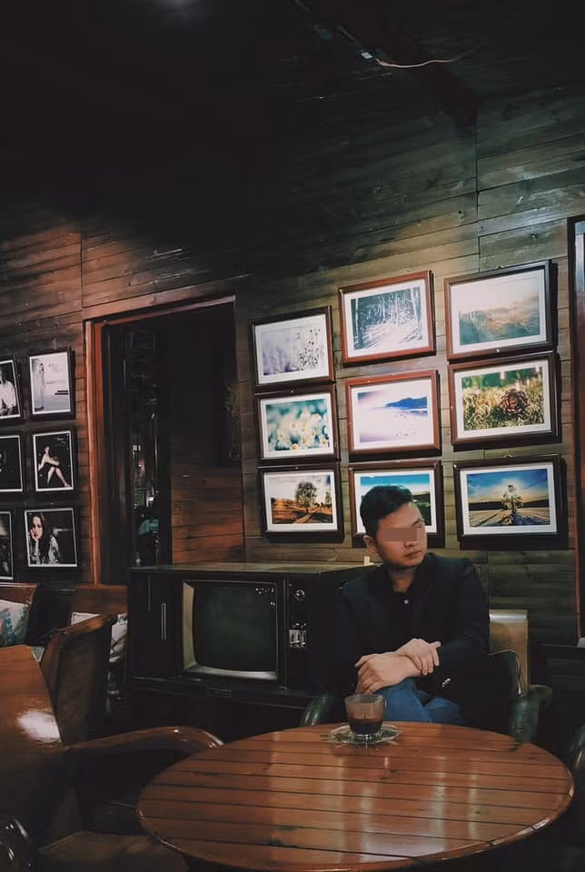 Nam doanh nhân sở hữu ngoại hình điển trai, ăn mặc luôn bảnh bao đúng kiểu người thành đạt.