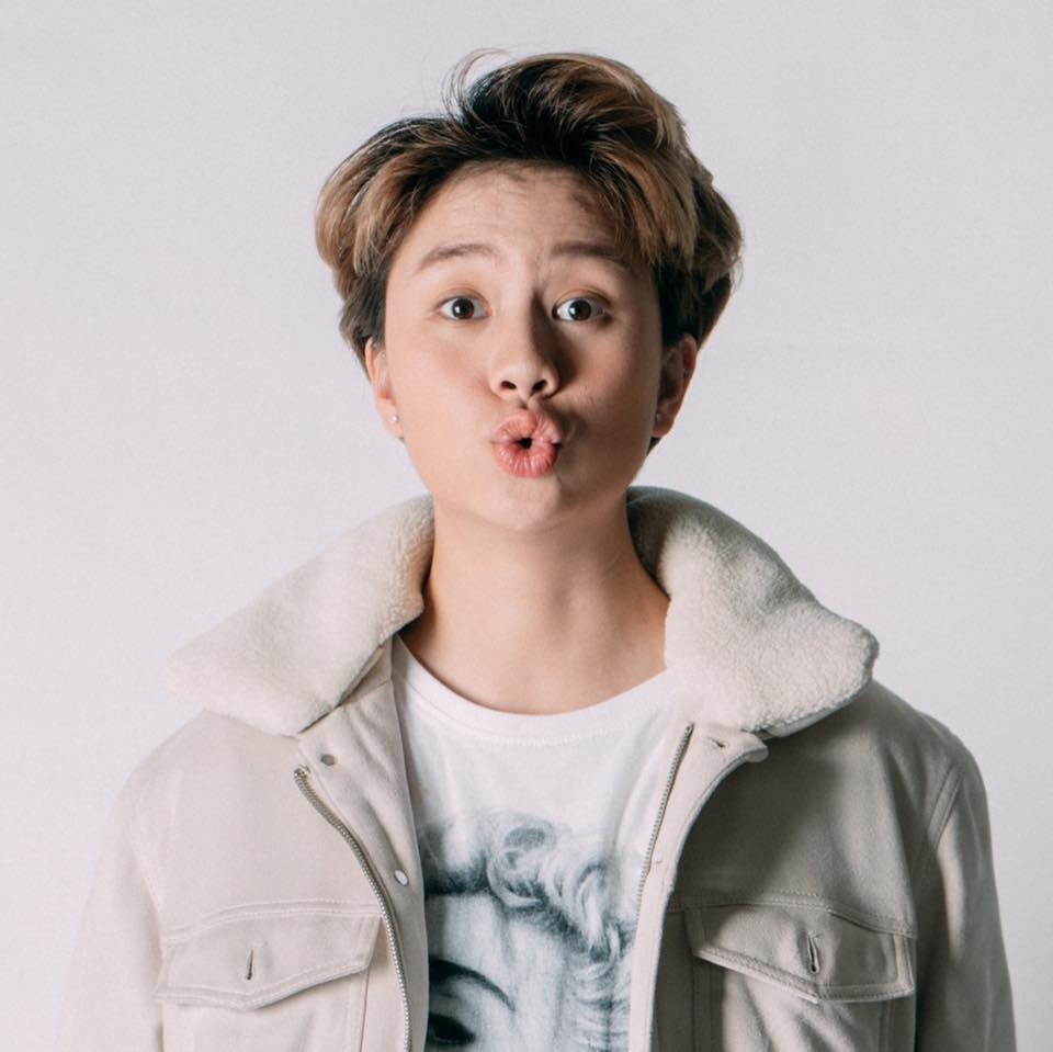 Theo phong cách tomboy nhưng Bảo Hân vẫn có những nét duyên dáng, đáng yêu của phái yếu. Cô nàng còn cực lầy khi thường xuyên quay clip hài hước đăng tải trên mạng xã hội.